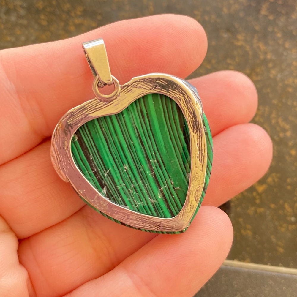 Green Malachite Heart Gemstone Crystal  Pendant Necklace - Picture 3 of 8